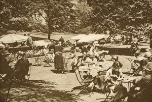 Una scena di pranzo continentale nei Giardini dell